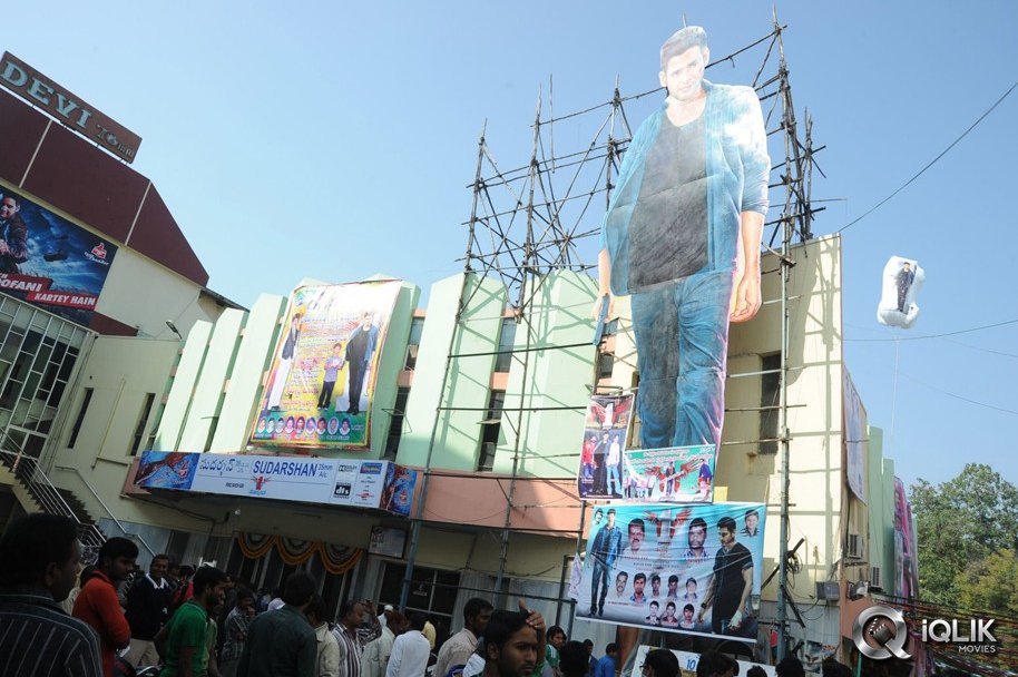1-Nenokkadine-Hungama-at-RTC-Cross-Roads